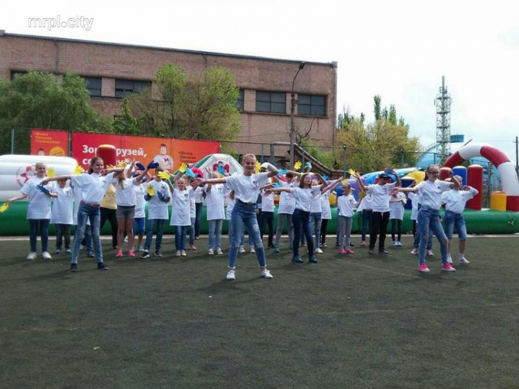 С флешмобами и танцами в Мариуполе прошли спортивные состязания школьников (ФОТО+ВИДЕО)