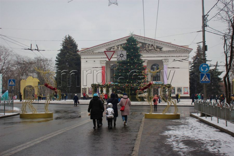 В День Святого Николая в Мариуполе выпал снег и открылись праздничные локации (ФОТО)