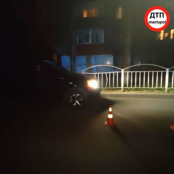 В ночном Мариуполе девушка протаранила забор (ФОТО)