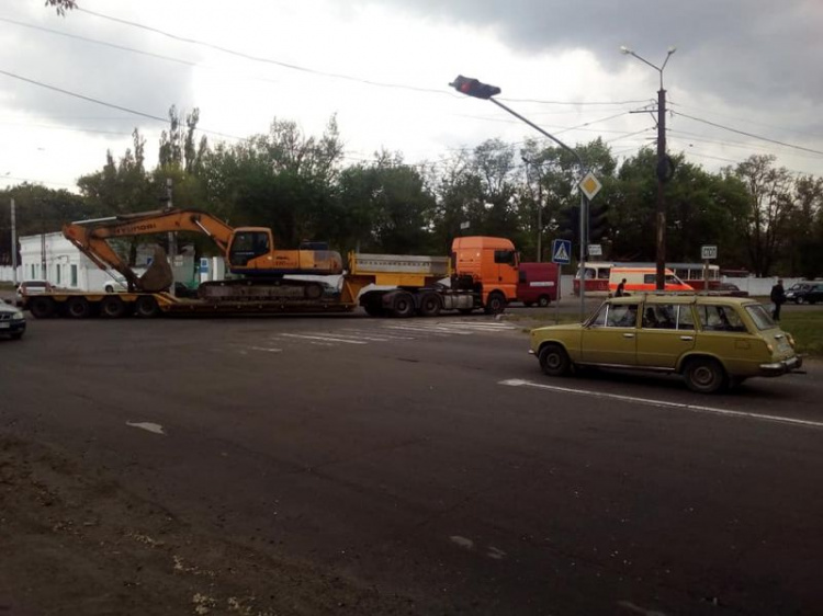 В Мариуполе тягач с грузом оборвал провода – трамваи не ходят (ФОТО)