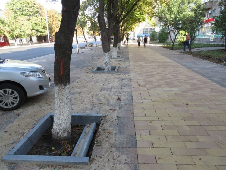 Вандалы начали громить отремонтированный главный проспект Мариуполя (ФОТОФАКТ)