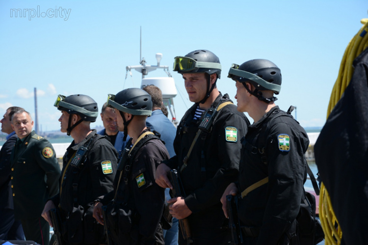 Мариупольских пограничников поздравили с праздником и передали отремонтированный катер (ФОТО)