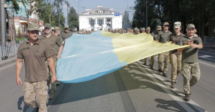 В центре Мариуполя установили рекорд: более 400 военных развернули флаг Украины