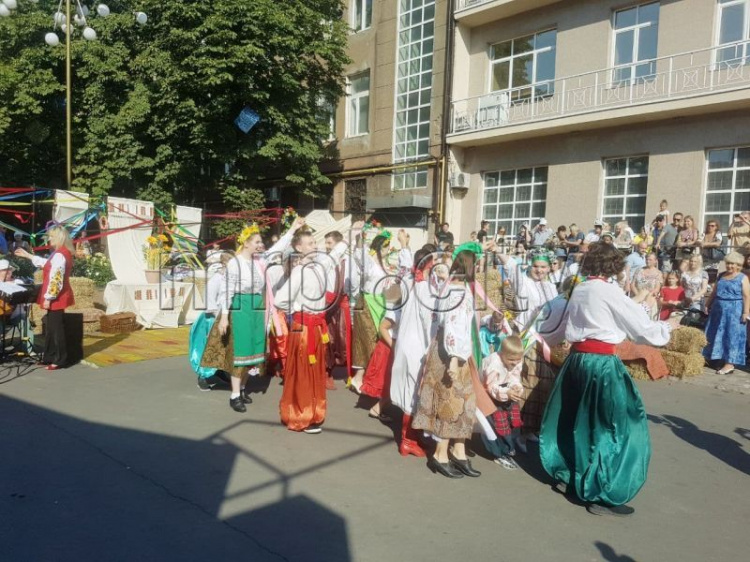 В центре Мариуполя устроили свадьбу, выставку и ярмарку в честь юбилея Независимости Украины