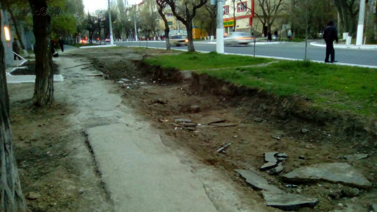 Мариуполь пожертвовал тротуаром ради ремонта трубопровода (ФОТО)