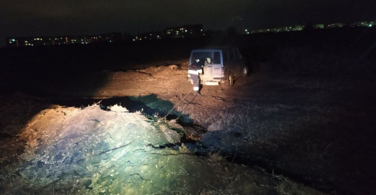 Под Мариуполем водитель внедорожника попал в «грязевую ловушку»