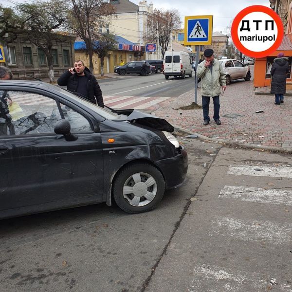 В Мариуполе произошло ДТП с пострадавшим. Водитель «угнанной» иномарки врезался в магазин и скрылся