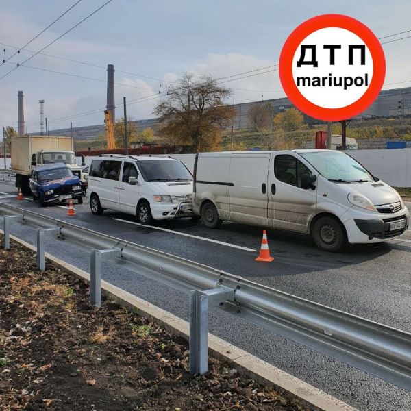 Из-за масштабной аварии затруднено движение транспорта в центр Мариуполя (ДОПОЛНЕНО)