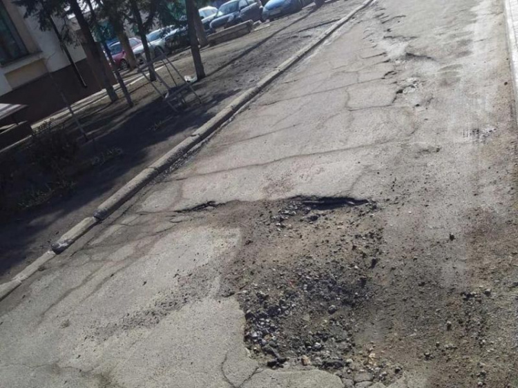 Мариупольцы пожаловались на аварийную дорогу возле школы