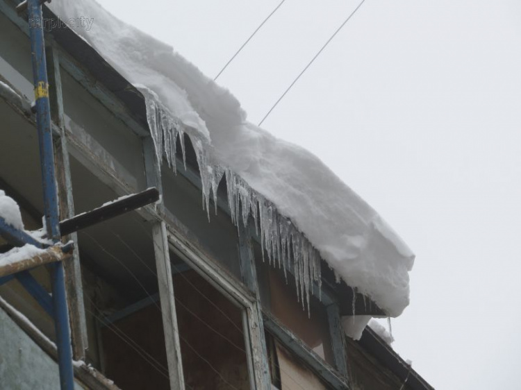 Массовый ледопад: Мариуполь затянут на опасных участках предупреждающими лентами (ФОТО) 