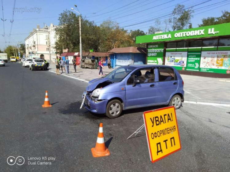 В Мариуполе автомобиль перевернулся от столкновения, есть пострадавший (ФОТОФАКТ)