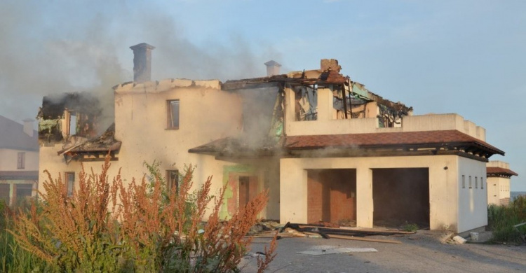 Жилой сектор поселка под Мариуполем попал под обстрел (ФОТО+ВИДЕО)