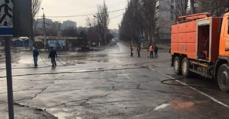 В Мариуполе из-за прорыва коллектора улицу затопило нечистотами (ФОТО)