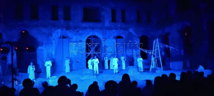 Диджитализированный спектакль собрал «переаншлаг» на руинах синагоги в Мариуполе