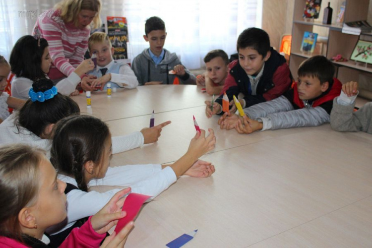 Морскую свинку и детей наградили в Мариуполе за селфи с книгой (ФОТО)