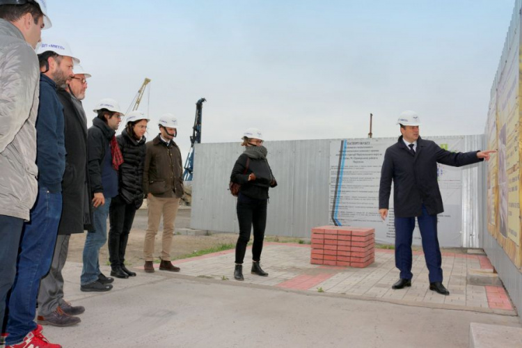 Блокада Азовского моря: порт Мариуполя посетила европейская делегация (ФОТО)