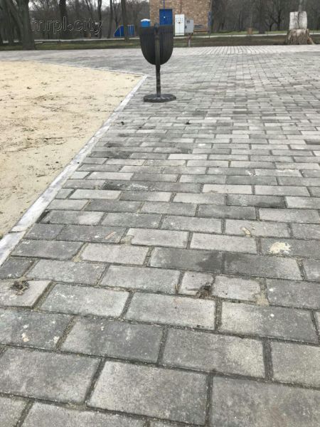 В парке Мариуполя исчезают лавки? (ФОТОФАКТ)