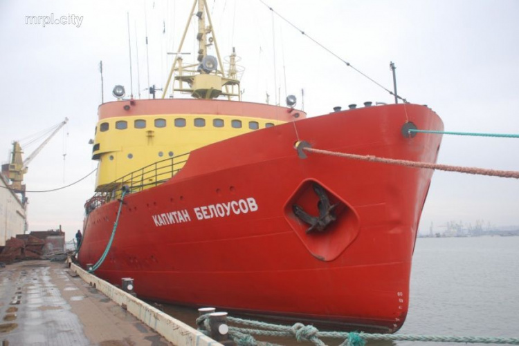 В Мариуполе единственный в Украине ледокол готов к борьбе со льдами (ФОТО)