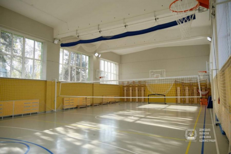Владимир Зеленский осмотрел отремонтированную мариупольскую школу