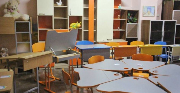 Тендеры пройдены: в мариупольские школы завезут новую технику и мебель