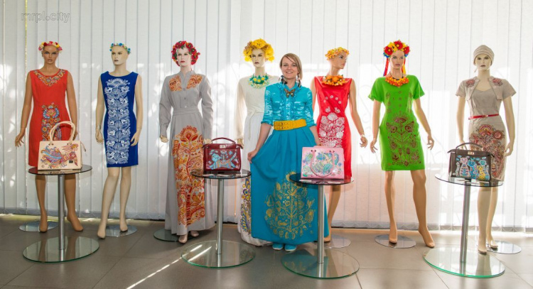 В Мариуполе открыта выставка эксклюзивной одежды и станковой графики по народным мотивам (ФОТОРЕПОРТАЖ)
