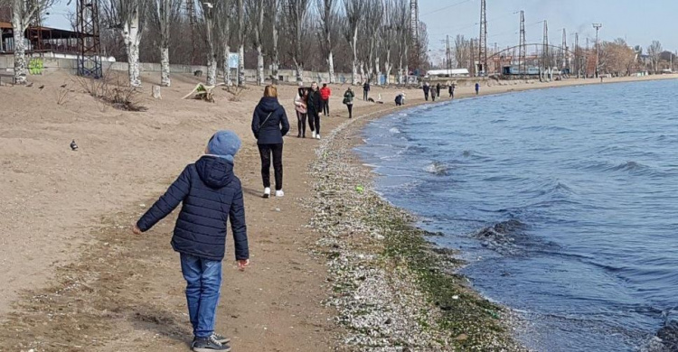 Карантин на побережье: мариупольцы массово отдыхают на пляже (ФОТОФАКТ)