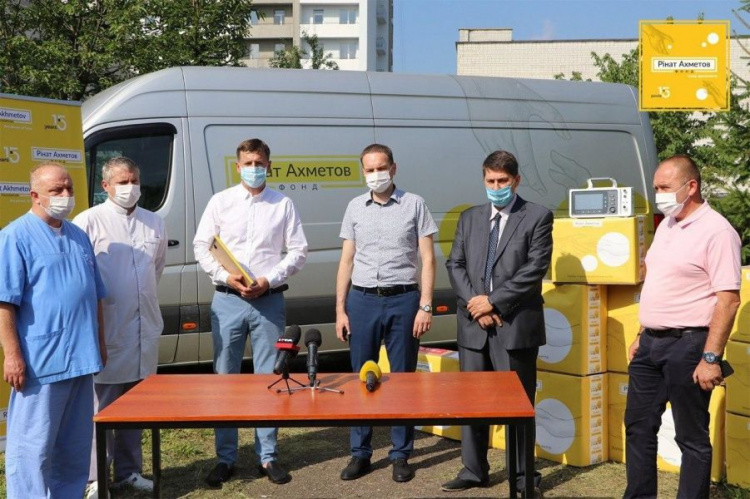 Львовский госпиталь ветеранов войн и репрессированных получил еще пять аппаратов ИВЛ от Фонда Рината Ахметова