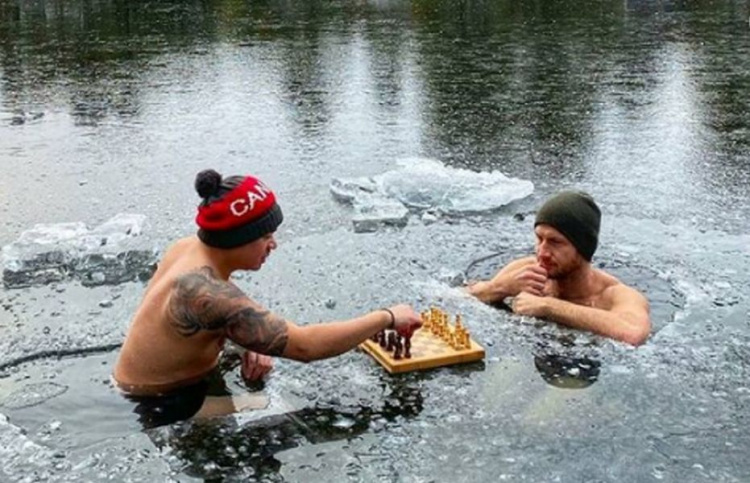 Канадцы сыграли в шахматы, находясь в ледяном озере