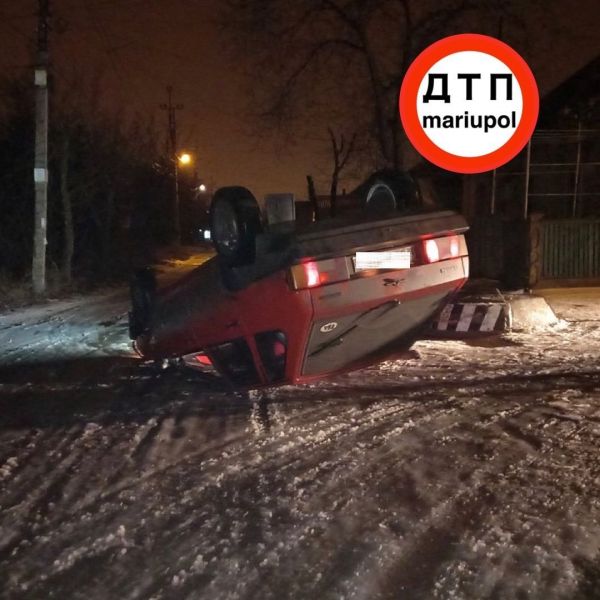 На мариупольском перекрестке автомобиль перевернулся вверх дном (ДОПОЛНЕНО)