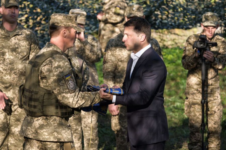 В День защитника Украины Президент в штабе ООС вручил государственные награды военнослужащим (ФОТО)