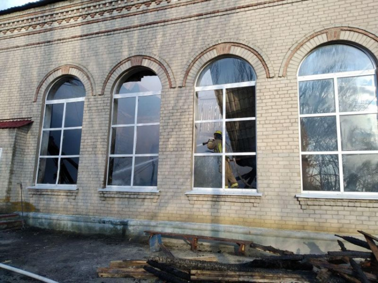 На Донетчине десятки спасателей тушил пожар в Доме культуре (ФОТО+ВИДЕО)