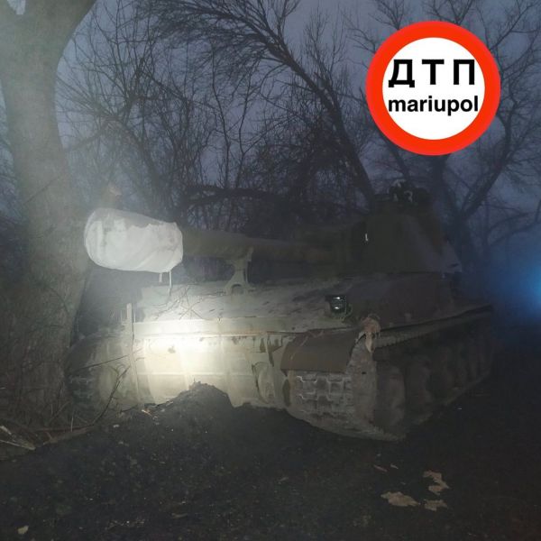 Легковушка столкнулась с танком на трассе под Мариуполем