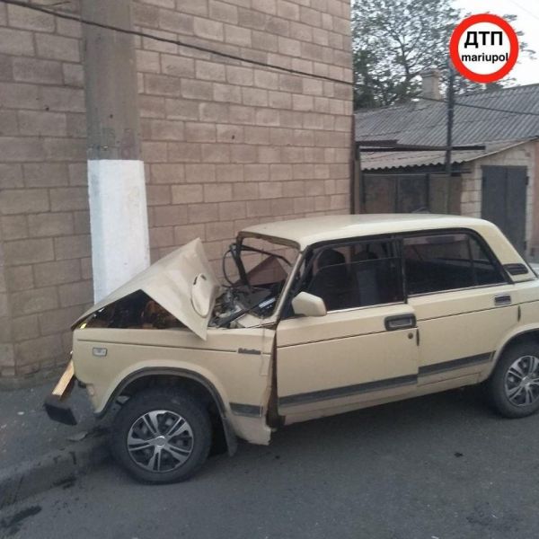 Помятое железо и «скорая»: в Мариуполе автомобиль врезался в столб (ФОТО)