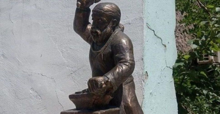 В Мариуполе разыскали похитителя скульптуры кузнеца