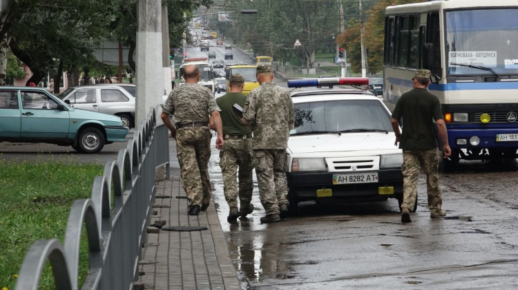 В Мариуполе погоня полиции за военными закончилась аварией (ФОТО+ВИДЕО)