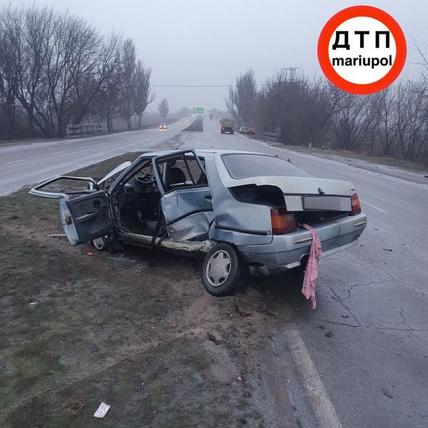 На въезде в Мариуполь столкнулись четыре автомобиля, еще один врезался в автобус в черте города (ДОПОЛНЕНО)