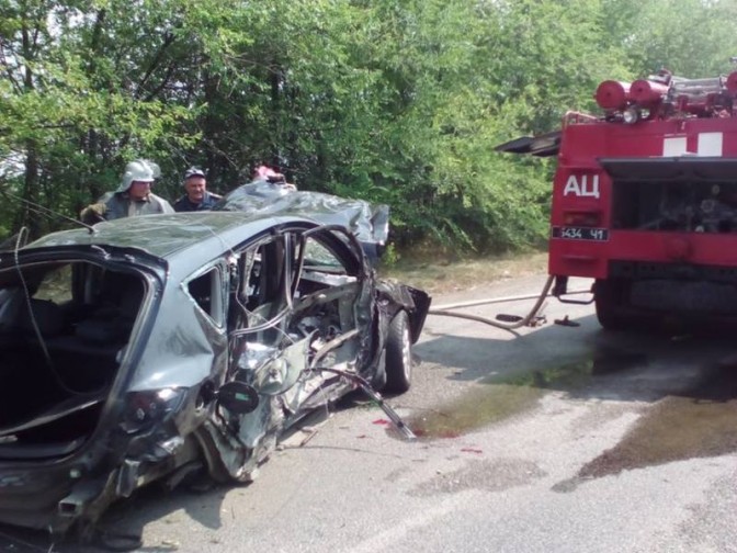 На убитой мариупольской трассе в страшном ДТП погибли 2 человека (ФОТО)