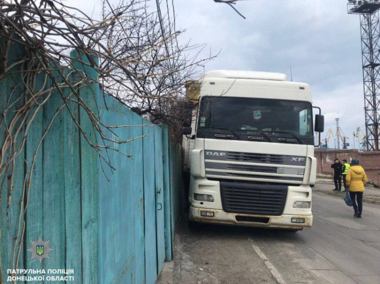 В Мариуполе пьяный водитель грузовика въехал в забор дома (ФОТО)