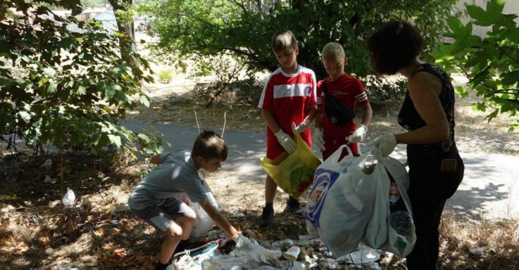 День без полиэтилена: мариупольские школьники собрали мешки пластика (ФОТО)