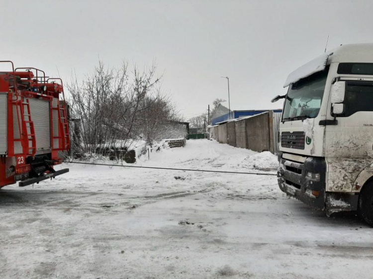 В Мариуполе грузовики застряли на скользкой дороге (ФОТО+ВИДЕО)