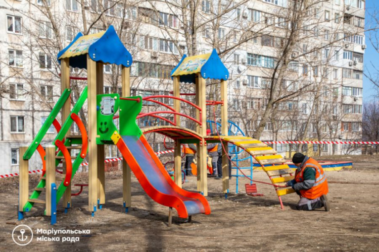 В Мариуполе отремонтировали 60 детских площадок. Основная причина поломок - вандализм