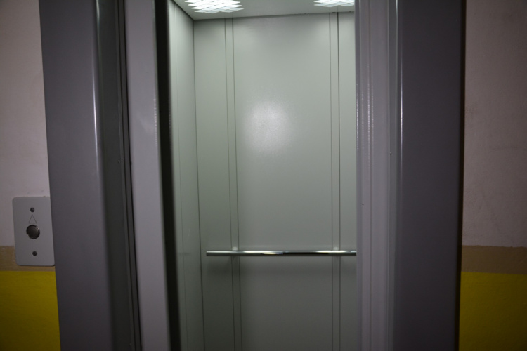 Первые современные лифты появляются в мариупольских многоэтажках (ФОТО)