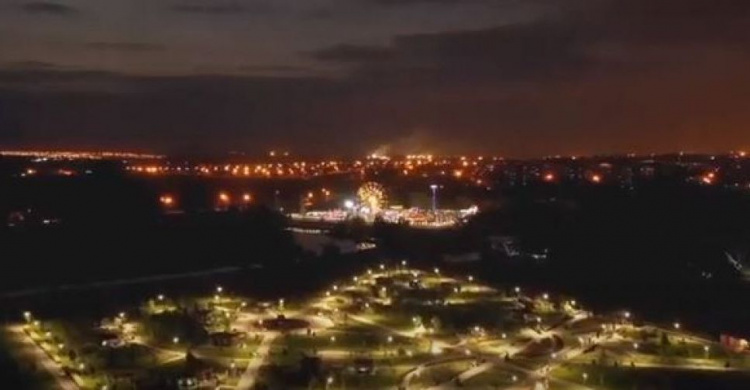Мариупольцам показали ночные огни парка Гурова с высоты птичьего полета