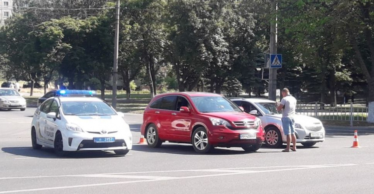 В центре Мариуполя столкнулись Chevrolet и Honda (ФОТОФАКТ)