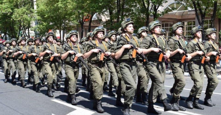 В полной боеготовности: улицы Мариуполя начали охранять бойцы Нацгвардии (ВИДЕО)