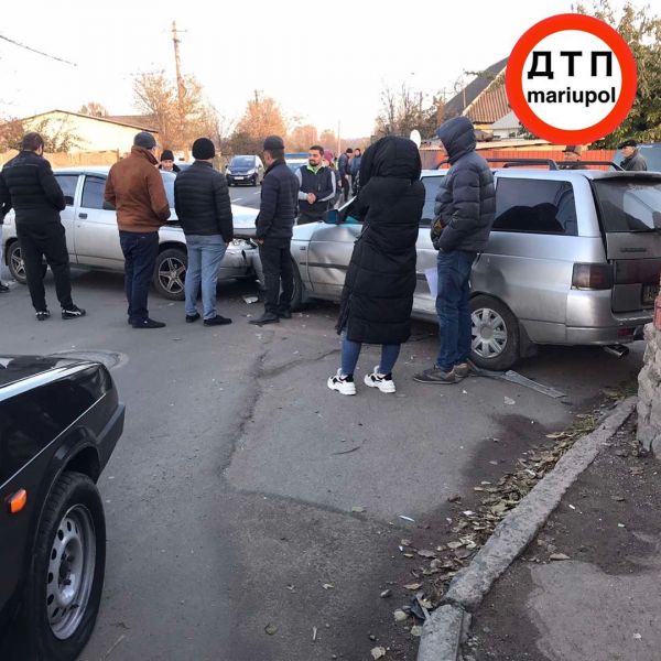 В Мариуполе столкнулись два ВАЗа, водителя и пассажирку госпитализировали