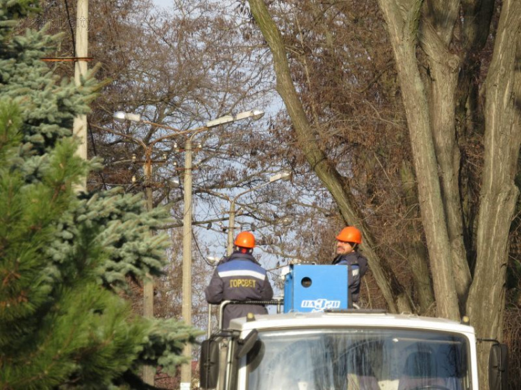 Да будет свет! В Мариуполе обновляют линии электроснабжения системы освещения улиц (ФОТОФАКТ)