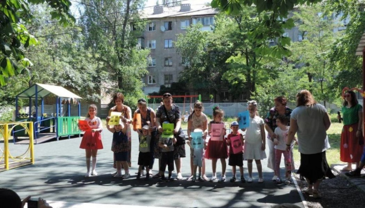 Для детей с инвалидностью открыли площадку на Левобережье Мариуполя (ФОТО)