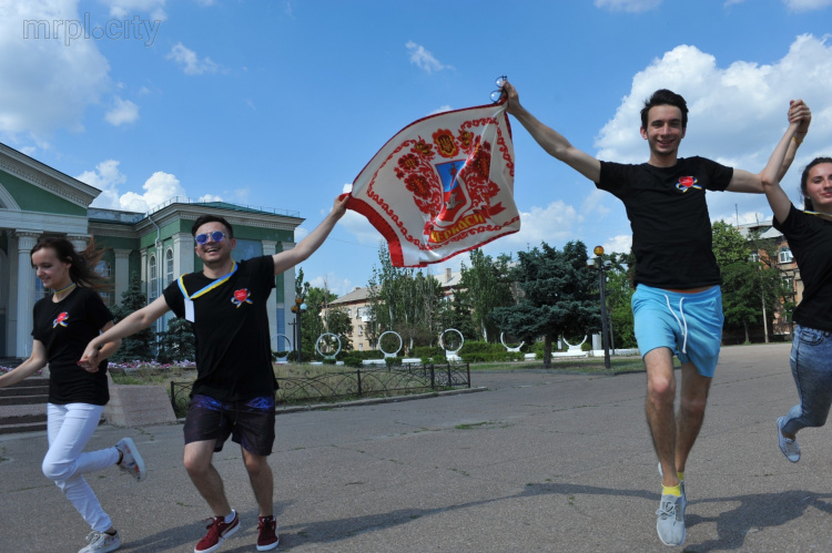 Мариупольские юмористы участвовали во флешмобе в Северодонецке (ФОТОФАКТ)