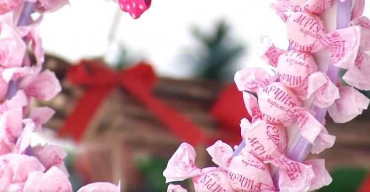 Мариупольцы встретили весенний праздник украшениями из конфет (ФОТО+ВИДЕО)